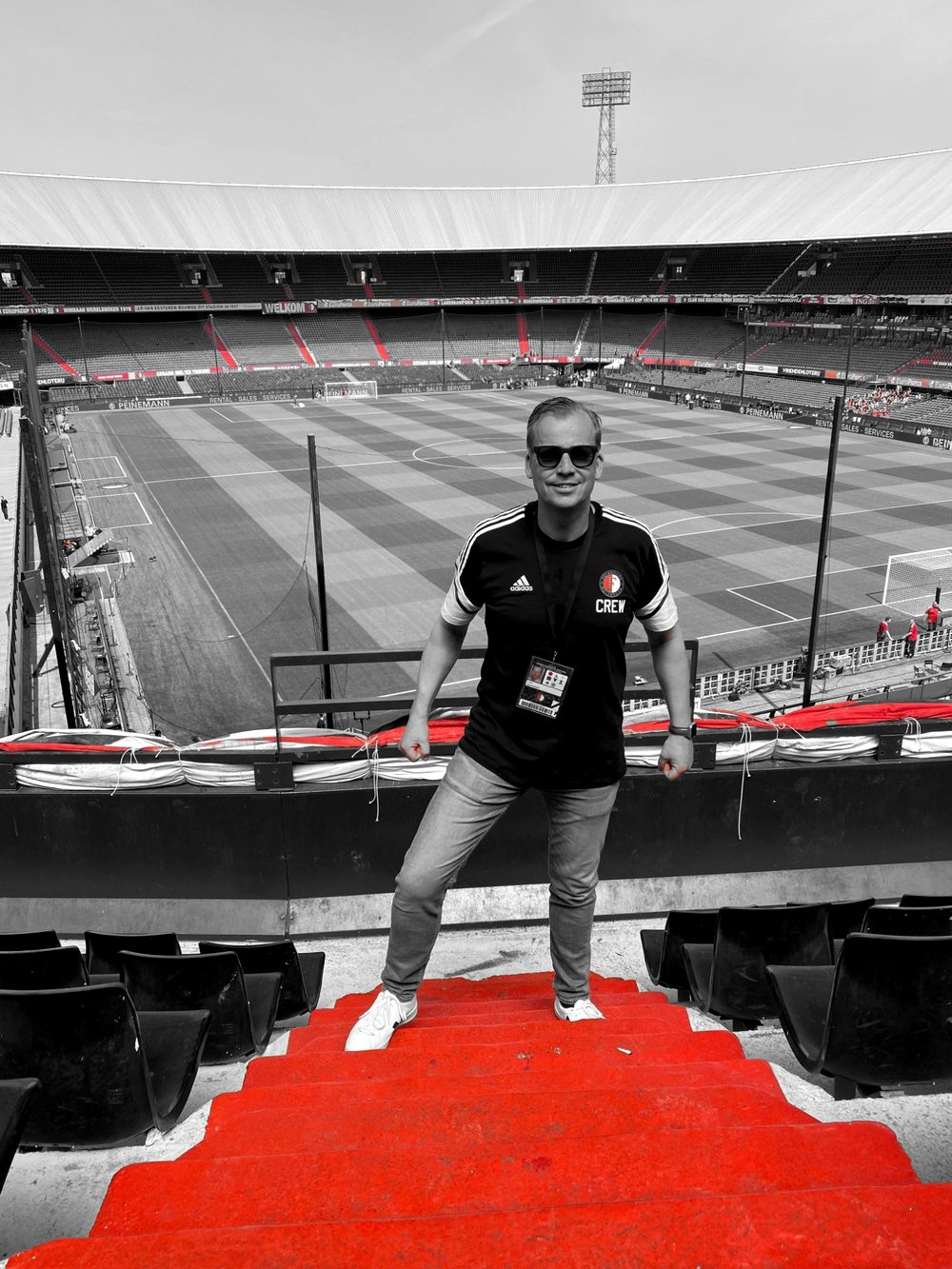 Ronald Beute in crewshirt op de tribune van De Kuip