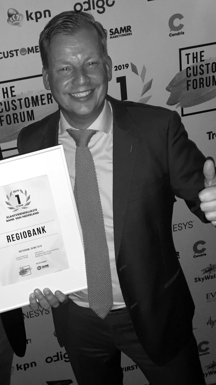 Ronald Beute met de oorkonde Klantvriendelijkste bank van Nederland 2019